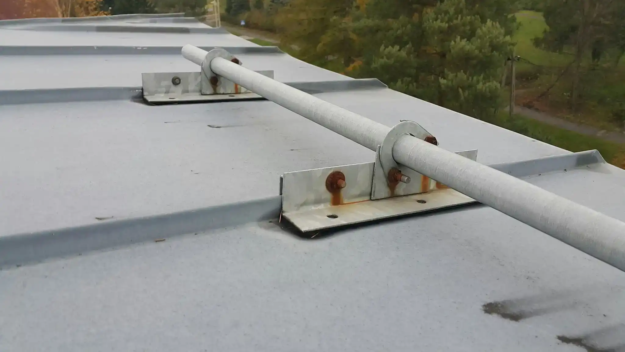 Osprzęt dachowy, do montażu którego użyto śrub ocynkowanych galwanicznie